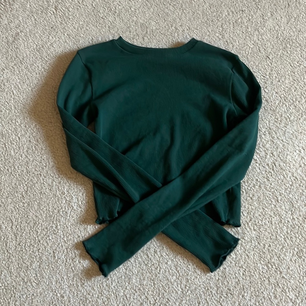 Hi I’m selling this green crop top with long sleeves